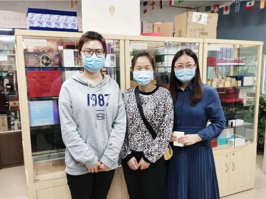 冠琳包裝與客戶(hù)合影留念