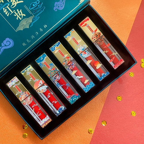 這些口紅套盒一定見(jiàn)過(guò),各個(gè)風(fēng)格吸引消費者買(mǎi)單